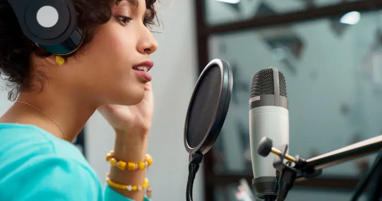 attractive-african-american-young-woman-singing-in-ZJKXJU2